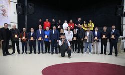 Edirne'de başarılı güreşçiler ve antrenörler ödüllendirildi