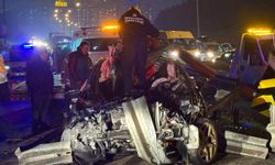 Gaziosmanpaşa'da bariyerlere çarpan otomobilin sürücüsü ağır yaralandı