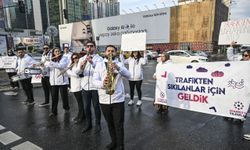 İstanbul'da trafikte bekleyenlere bando sürprizi