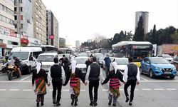 İstanbul'da trafikte bekleyenlere horon sürprizi