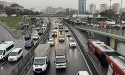 İstanbul'da yağışlı havanın etkisiyle trafik yoğunluğu yüzde 85'e çıktı