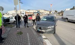 Kocaeli'de ciple çarpışan otomobilin sürücüsü yaralandı