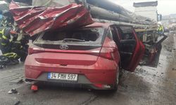 Kocaeli'de demir yüklü tıra çarpan otomobilin sürücüsü öldü