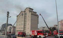 Kocaeli'de erkek öğrenci yurdunun çatı katında çıkan yangın söndürüldü