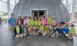 Serdivan'da öğrenciler uzayı ve gezegenleri planetaryumda tanıyor