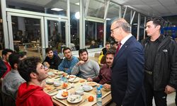 Vali Yavuz, KYK Gebze Öğrenci Yurdu'nda kalan öğrencilerle iftar yaptı