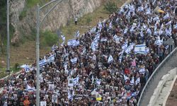 İsrail’de binlerce gösterici Kudüs’teki Başbakanlık Konutu’na yürüyor