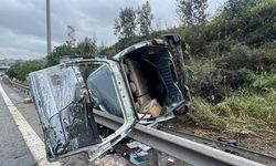 Anadolu Otoyolu'nda devrilen hafif ticari araçtaki 4 kişi yaralandı