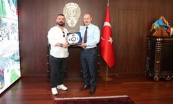 Bursa İl Emniyet Müdürü Zaimoğlu, polisten kaçan şüpheliyi yakalayan esnafı kabul etti