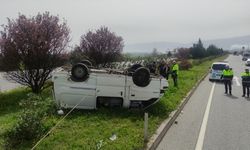 Bursa'da minibüs takla attı, 2 kişi yaralandı