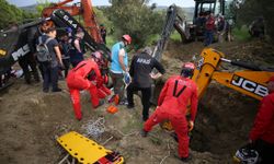 Çanakkale'de kanal kazısında toprak altında kalan 2 kişiyi kurtarma çalışması başlatıldı