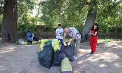 Edirne'de çevre gönüllüleri Tunca Nehri'nde temizlik yaptı