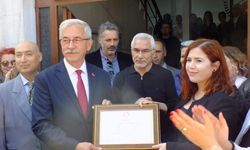 Erdek Belediye Başkanı Burhan Karışık mazbatasını aldı