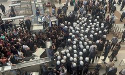 İstanbul Adliyesi önünde izinsiz açıklama yapmak isteyen grup ile polis arasında arbede