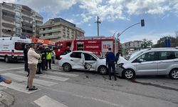Kocaeli'de hafif ticari araçla çarpışan otomobildeki kadın yaralandı
