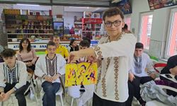 Romanyalı lise öğrencileri, Sakarya'da ilk kez ebru sanatını deneyimledi