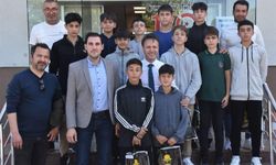 Şampiyon sporculardan Gelibolu Belediye Başkanı Soyuak’a ziyaret