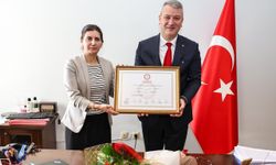 Serdivan Belediye Başkanı Osman Çelik, mazbatasını aldı