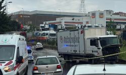 Sultanbeyli'de kamyon ile otomobilin çarpışması sonucu 2 kişi öldü, 4 kişi yaralandı