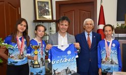 Türkiye şampiyonu Geliboluspor Triatlon Takımı'ndan Belediye Başkanı Soyuak'a ziyaret