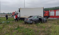 Sakarya’da otomobil ile kamyonet çarpıştı: 3 yaralı