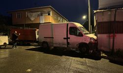 Ataşehir'de çaldıkları kamyonetle kaza yapıp kaçan iki şüpheliden birini aracın sahibi yakaladı