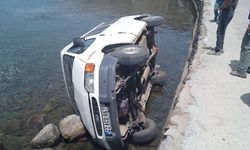 Ayvacık'ta denize devrilen minibüsün sürücüsü yaralandı