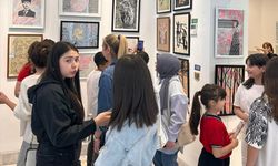 Bursa'da ortaokul öğretmen ve öğrencileri ebru sergisi açtı