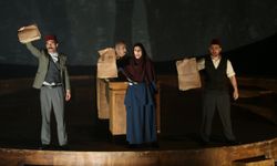 "Cumhuriyete Doğru" tiyatro oyunu Balıkesir'de sahnelendi