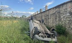 Edirne'de alkollü sürücünün kullandığı araç tarihi köprüden tarlaya düştü