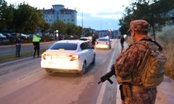 Edirne'de polisin asayiş uygulamasında aranan 5 şüpheli ile 7 düzensiz göçmen yakalandı