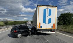 Edirne'de tıra çarpan otomobilin sürücüsü yaralandı