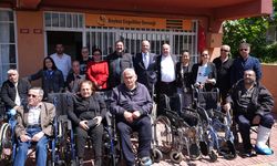 Engelsiz Yaşam Vakfı, engellilere tekerlekli sandalye yardımı yaptı