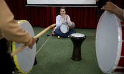Gelir uzmanı müzisyen dezavantajlı çocuklara ritim eğitimi veriyor