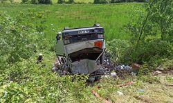 GÜNCELLEME - Kocaeli'de hafif ticari araçla çarpışan kamyonetin sürücüsü öldü, 4 kişi yaralandı