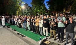 İHH Gençlik üyeleri Saraçhane Parkı’nda namaz kılıp Filistin halkı için dua etti