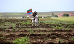 Kırklarelili çiftçi tarlasına pullukla "Azerbaycan Cumhuriyet Bayramın Kutlu Olsun" yazdı