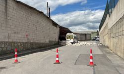 Kocaeli'de depo duvarının yıkılması sonucu 2 araç hasar gördü