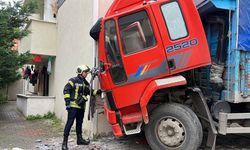 Kocaeli'de freni boşalan kamyon, 2 araca ve evin duvarına çarptı
