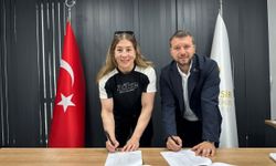 Milli güreşçi Yasemin Adar Yiğit, Balıkesir Büyükşehir Belediyespor ile sözleşme yeniledi