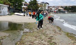 Tekirdağ'da üniversite öğrencileri farkındalık oluşturmak için plajda çöp topladı