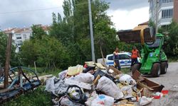 Belediye ekipleri müstakil evden 5 kamyon çöp çıkarttı