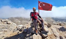 Berit Dağı zirvesinde Türk ve Filistin bayrakları dalgalandı