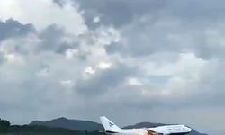 Endonezya’da motoru alev alan yolcu uçağı acil iniş yaptı