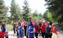 Gençler, ellerindeki Türk bayraklarıyla Ali Dağı’na yürüdü
