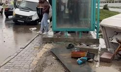 Minibüs kaldırımda yürüyenlere çarptı: 1 ölü, 2 yaralı