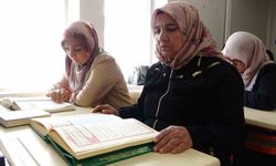 Tatvanlı ev kadınları Kur’an-ı Kerim’i öğreniyor