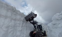 Yüksekova’da mayıs ayında 6 metrelik kar tünelleri şaşırtıyor