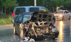 Akyazı'da Çöp Kamyonuyla Çarpışan Otomobilin Sürücüsü Yaralandı