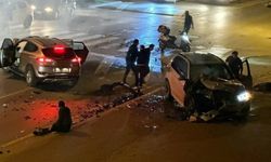 Sakarya’da korkutan kaza: Kafa kafaya çarpışan SUV araç alev aldı
